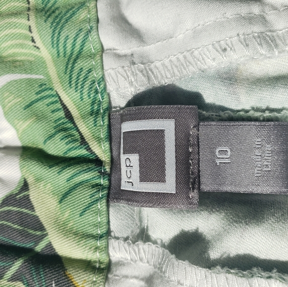 JCPenny Large Leaf Pattern Shorts Size 10 - Picture 4 of 4